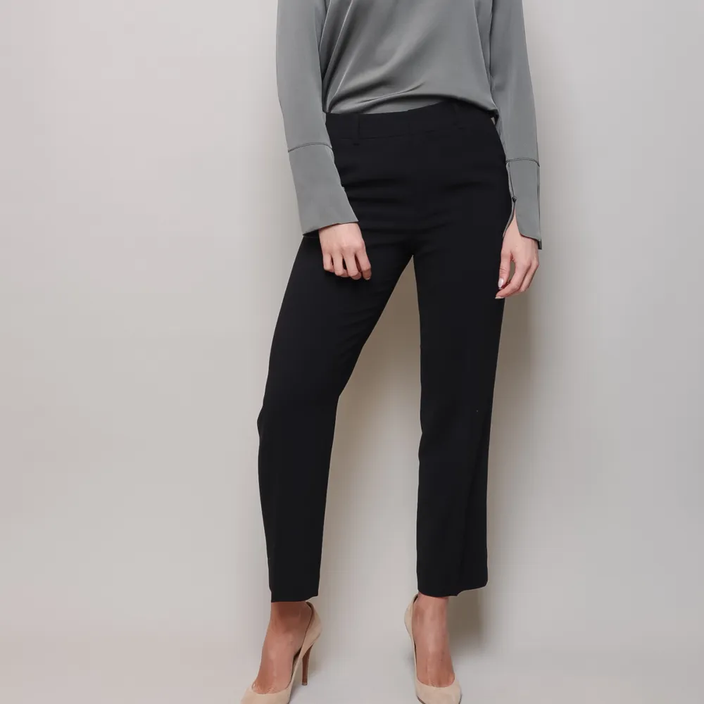 Snyggaste byxan från Filippa K i modellen Nica.  Storlek 32 69% Triacetate, 31% Polyester  Hittar inget att anmärka på, som nya! Knappt använd!   1550kr   Ord pris 2200kr. Jeans & Byxor.