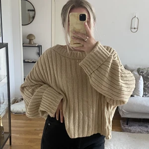 Stickad tröja - Jättemysig stickad tröja från Madlady. Fint skick, knappt använd. Storlek XS/S, passar även M.