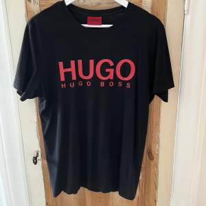 Jättefin svart Hugo boss T-shirt. Tröjan är i använd skick men den har tagits väl hand om. Ifall ni har fler funderingar så är de bara att skriva:) Storlek S