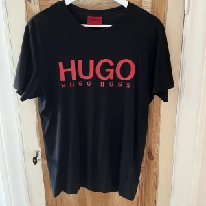 Hugo boss T-shirt - Jättefin svart Hugo boss T-shirt. Tröjan är i använd skick men den har tagits väl hand om. Ifall ni har fler funderingar så är de bara att skriva:) Storlek S