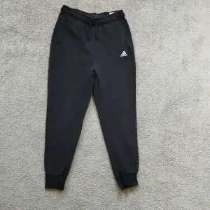 Adidas joggingbyxor/träningsbyxor/mjukisbyxor. Bra skick. Storlek s 34-36