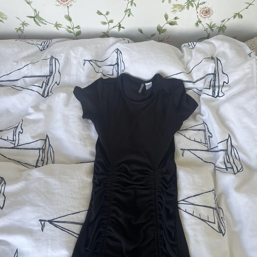Denna jättefina svarta tajta klänningen som tyvärr inte kommit till användning . Klänningar.