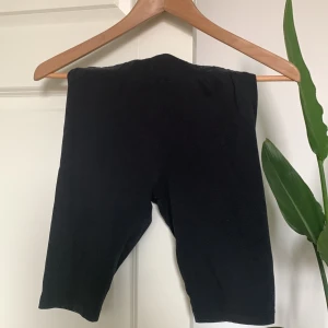 Svarta Cykelbyxor - Säljer mina svarta cykel byxor som inte använda så mycket💕Och är i bra sick💞
