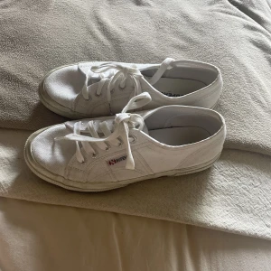Superga skor - Fåtal använda Vita låga  superga skor Säljs då de är försmå.  Köpta för ca 700kr Pris kan diskuteras