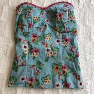 strapless topp🐬🌺 - En superfin strapless topp från collectif🌺 köpt på sellpy men jag har aldrig använt den. Skriv om du är intresserad 🌹 puss<3
