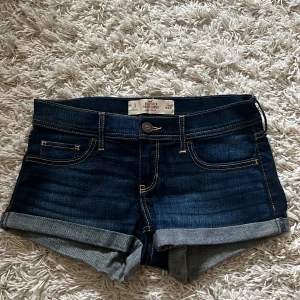 Jeansshorts - Säljer ett par fina jeansshorts från Hollister. Inköpta för länge sedan men knappt använda.  Midjemått: 26 eller 76 cm, måttet runt låren är ca 50 cm. Låg midjade. Dem är väldigt för små för mig så kan tyvärr inte skicka bild när jag provar dem.
