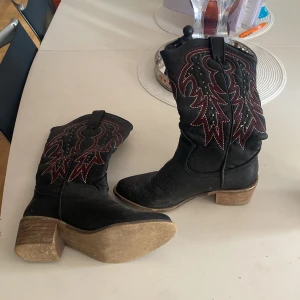 Cowboy stövlar - Nu säljer ja av mammas fina stövlar/boots då hennes party tider är över. Hon har inte vågat släppa taget av dem försen nu;) då hon vill att någon ska ha användning för dem! Jätte fina