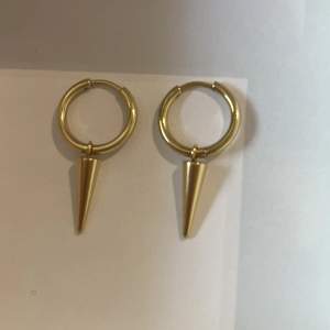 Edblad peak hoops gold örhängen i jättebra skick! De är knappt använda. Smyckespåse från edblad medföljer