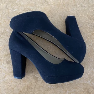Svarta klackskor - Svarta klackskor från DinSko. Helt oanvända med lappen kvar. Köpt för 300 kr och säljer för 250 kr men priset går att diskutera. Klacken är 9 cm.