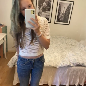 Hm mesh-tröja 🤍 - Säljer denna vita mesh-tröja från hm, köpte för 150kr. Den är nästan helt ny har använt den en gång och provat! Säljer pg av ingen användning 💕