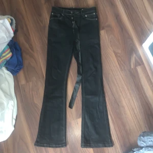 Rick owens waxed flared jeans - Rep Rick owens waxed flared jeans dem har lite fläckar borde gå att tvätta ur, size 28 men passar som 30 runnt midjan