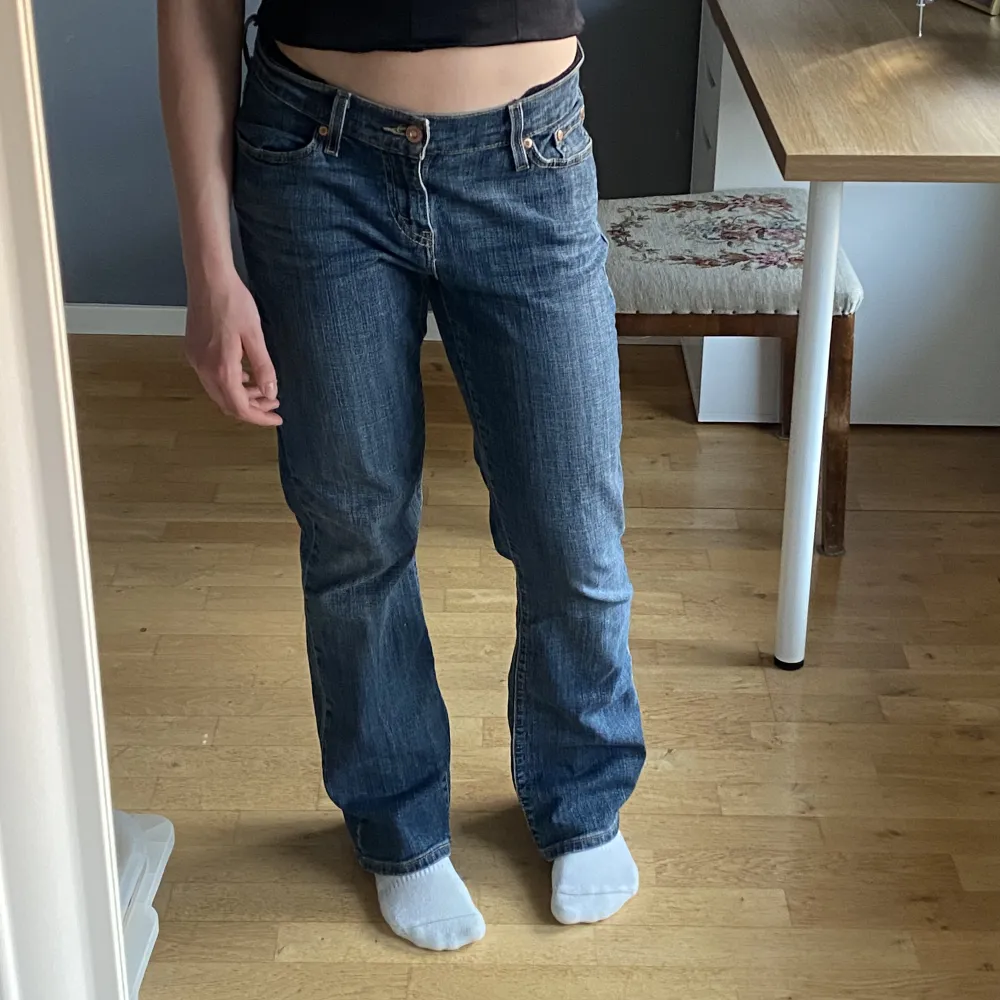 Levis ”curvy boot” jeans, ganska lågmidjade o bra längd på mig 167 lång. Jeans & Byxor.