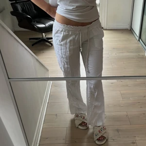 ROXY LINNE BYXA - Roxy linne byxor vita, dem är i bra skick (knappt använda) dock har det dessvärre råkat bli ett litet hål på bak benet ca 1 cm, som man kan sy ihop. Strl S  Nypris 600kr 🤍 Helt slutsålda på hemsidor.