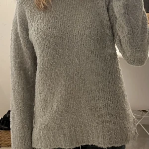 Grå stickad tröja - Köpt begagnad men aldrig kommit till användning. Det står storlek L på lappen, men skulle säga att den sitter som en S typ. Skriv för mer bilder/frågor.  (Jag säljer fler liknande tröjor)