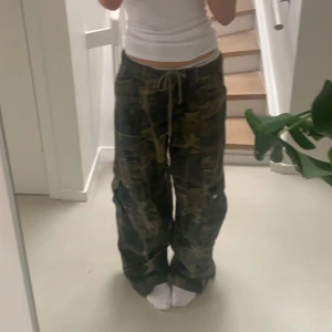Cargo camo byxor  - As coola camo byxor, väldigt baggy. Lite slitna där nere