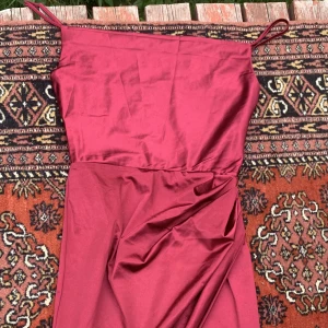 Klänning  - Fin klänning för fest eller andra tillställningar, använd två gånger. 