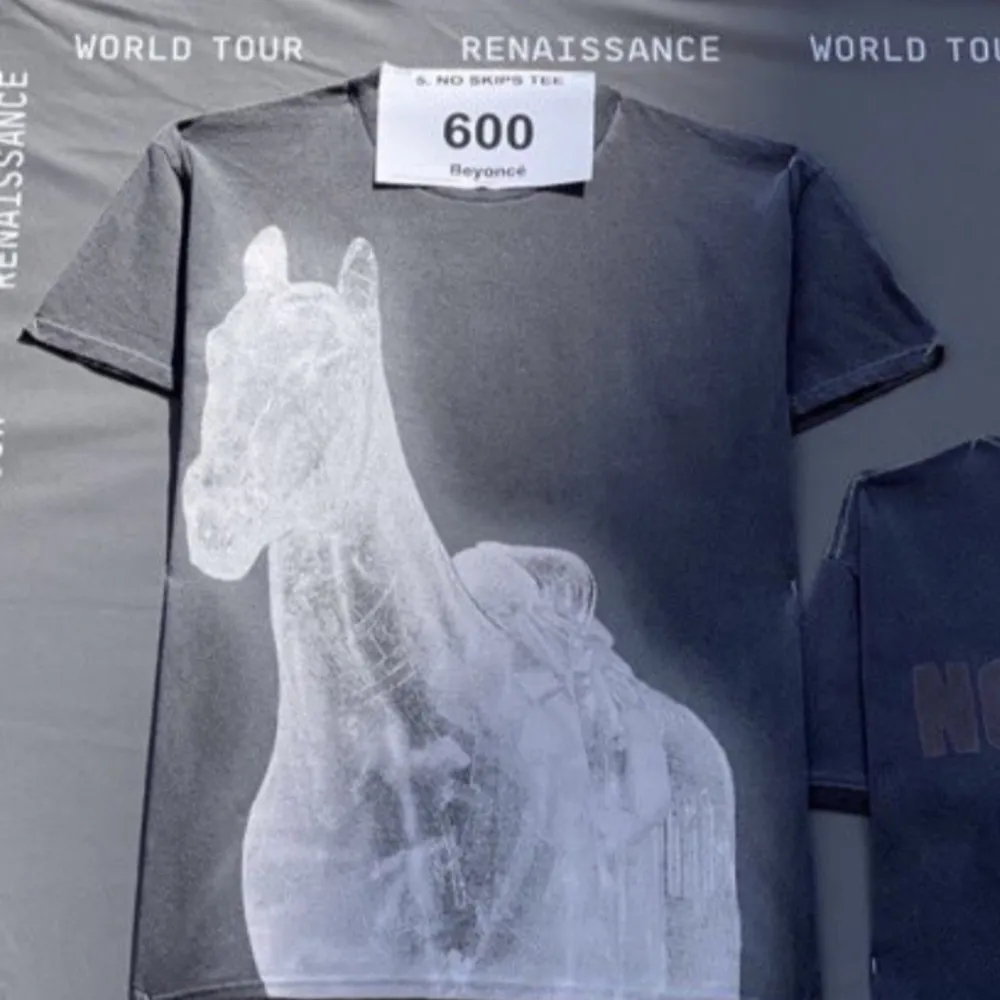 Letar efter denna tröja. Beyoncé Renaissance world tour merch, strl L. . T-shirts.