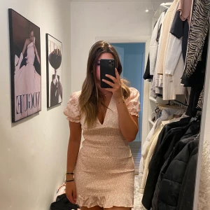 Blommig klänning  - Den populära klänning från zara som tyvärr inte kommer till användning längre