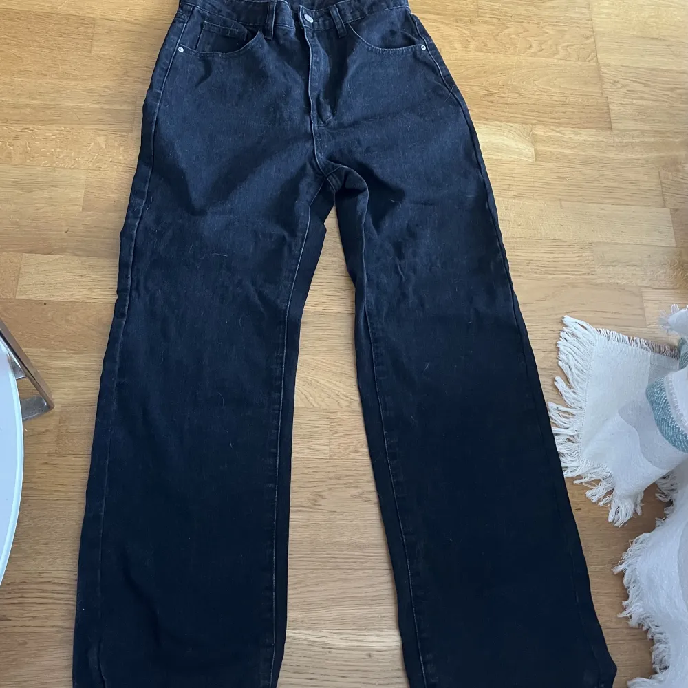 Säljer dessa svarta raka baggy jeansen i strl M! Köptes för 250 på en secondhand butik i Stockholm !har aldrig använt dom så säljer pgr av det!säljer för 110kr. Jeans & Byxor.
