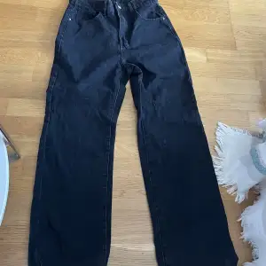 Säljer dessa svarta raka baggy jeansen i strl M! Köptes för 250 på en secondhand butik i Stockholm !har aldrig använt dom så säljer pgr av det!säljer för 110kr