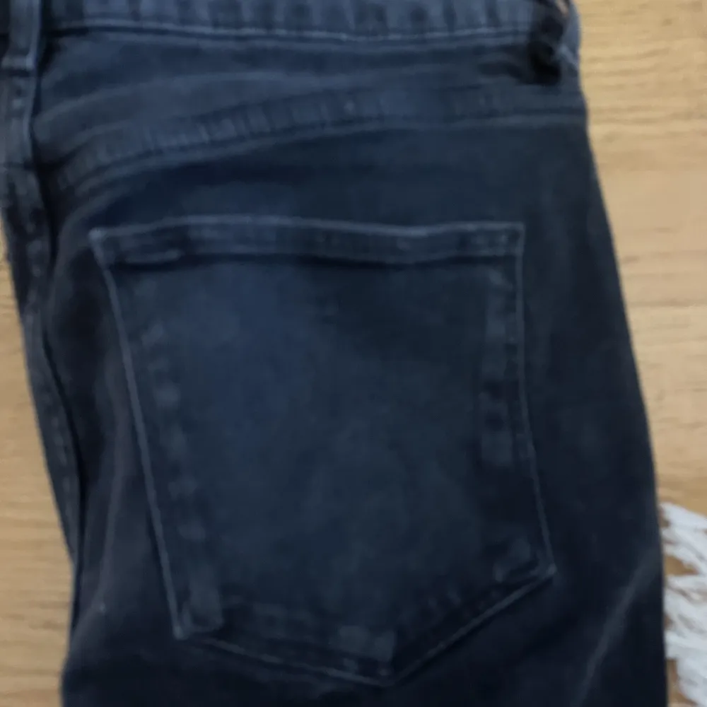 Säljer dessa skitsnygga low waisted bootcut jeans från asos! Säljer då de blivit för tighta för mig❤️. Jeans & Byxor.