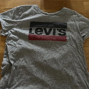 Märkes tröja  - Levis tröja säljes pågrund av att den inte kommer till användning srl M