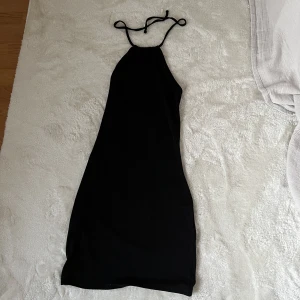 Halterneck klänning - Aldrig använd. Prislappen är kvar