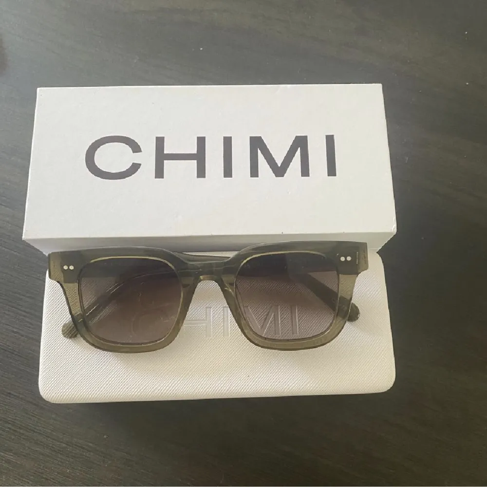 Säljer mina iprincip oanvända chimi solglasögon. Köpte sommaren 2022 men har endast legat i en låda sen dess. I färgen green modell 04💞Nypris 1300kr, säljer för 800 men priset kan diskuteras.. Accessoarer.