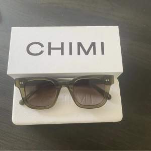 Säljer mina iprincip oanvända chimi solglasögon. Köpte sommaren 2022 men har endast legat i en låda sen dess. I färgen green modell 04💞Nypris 1300kr, säljer för 800 men priset kan diskuteras.
