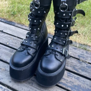 Demonia damned-225 - Nyskick, använd 3 gånger. demonias US size 10/ 40-41. Ca 9 cm plattform.  Är i original kartong. Bra för dig som är alternativ. Så som emo och scene ect. Du står för frakten!