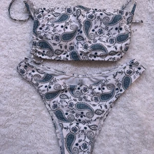 Bikini  - Söt bikini med mönster som aldrig kommit till användning. Passar A/B/C kupa.