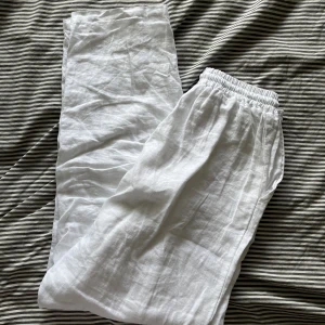 Linnebyxor vita - Super fina vita linnebyxor, raka i modellen. Storlek L men skulle säga mer S. Köpta i en butik i Grekland för 500kr 