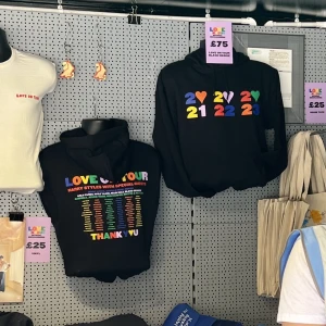 Love on tour hoodie - Helt oanvänd och ny love on tour hoodie!💘 köpt på wembley och säljer för att jag tyvärr fick fel storlek.