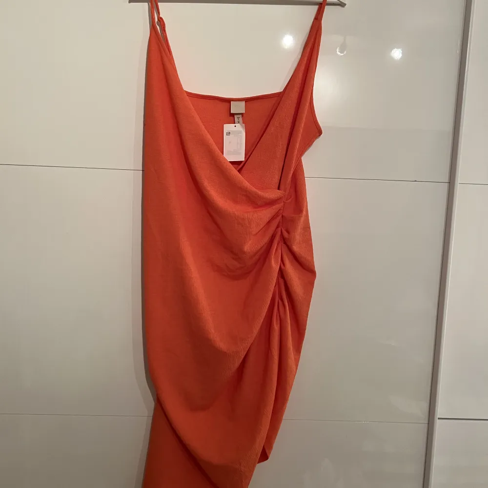 SÅ snygg klänning från H&M, aldrig använd!🧡. Klänningar.