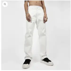 Säljer ett par snygga jeans från Ljung. Mycket bra skick och endast använda vid ett fåtal tillfällen. Tveka inte att köpa eller föreslå pris. Nypris: 1400kr Passform: Straight