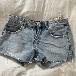 Lågmidjade jeansshorts  - Säljer dessa lågmidjade jeansshortsen från stradivarius. Storlek 36. Säljer för 80kr💕