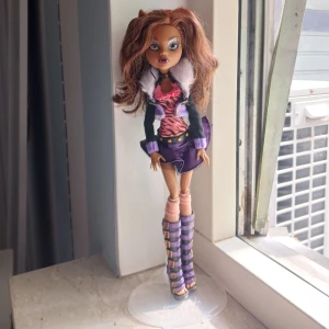 Monster high clawdeen original docka - Og docka från 2008, saknar 1 örhänge och 1 halsband men den är i mycket fint skick ❤️ frakt betalas själv! Vid frågor bara meddela mig ❤️