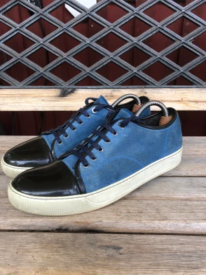 Lanvin suede cap toe - Säljer dessa somriga skorna för ett bra pris. Nypris 4400kr. Skicket är 8/10, använda men inga större defekter.