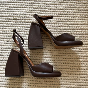 Klackar strl 38 - Klackar från NA-KD. 👠 Klackhöjd : 11 cm  Små tecken på användning . Använda 2 ggr.  