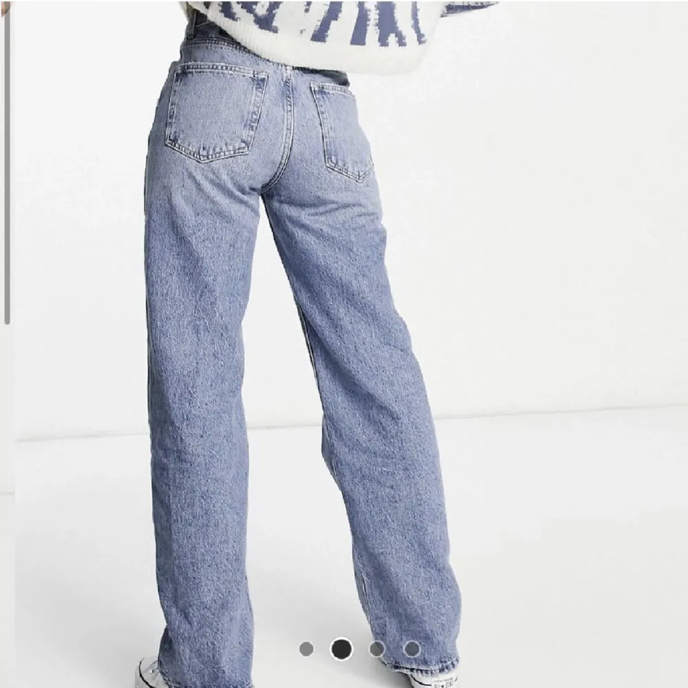 Säljer att par jätte fina jeans i mid Rise! Säljer dom pga förstora på mig tyvärr… Dom är slutsålda överallt . Jeans & Byxor.