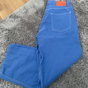 Bewider jeans - Äääälskar dessa! Bästa fiten men har blivit för små i midjan på mig. Sitter som en smääck