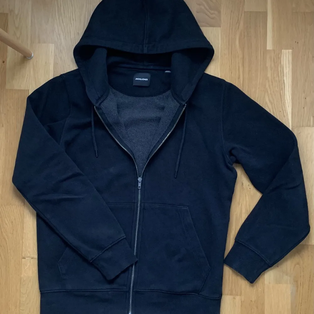 Zip-up hoodie från Jack & Jones i färgen svart (ser marinblå ut på bilden). Perfekt passform och i mycket bra skick (inte ofta använd).. Hoodies.