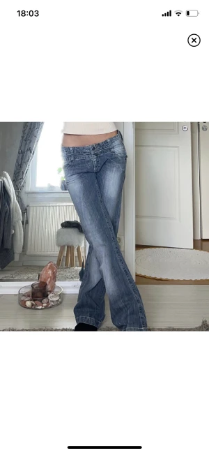 Lågmidjade jeans - Jättesnygga lågmidjade jeans som jag köpte här på Plick, men de var tyvärr för stora. Bilderna är lånade. Midjemått: 37 cm och innerbenslängd: 80 cm