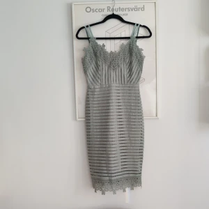 Figursydd festklänning  - Obs, har sytt in axelbanden (se bild 3). Storlek 34, men tror den passar en 36 en aning bättre.