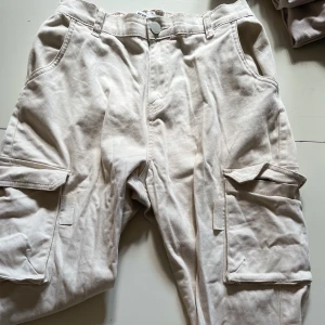 Cargobyxa - Cargobyxor, använda 1 gång, ganska stretchiga och bekväma! Storlek L men passar ner till S om man har bälte/skärp!