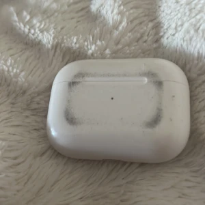 Air pods - Fullt fungerande, bara fodralet som är lite smutsigt.