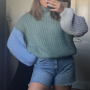 Stickad - Jättesöt, lite trasig i kanten av kragen på baksidan