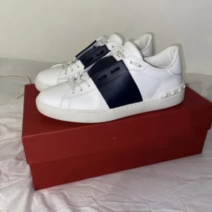 Valentino Garavani  - Säljer ett par superfräscha Valentino Garavani Calfskin Open som är suuupersnygga till sommaren!  De är endast använda några gånger och har inga defekter  Köptes av Restuff_Uf för 620$ vilket motsvarar ~6700kr. kvitto finns😁