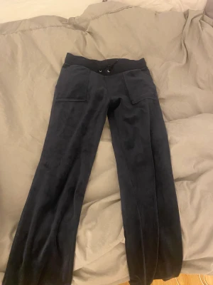 Juicy couture byxor  - Byxor i storlek M som inte är andvända så många gånger.   Tar gärna swich!  
