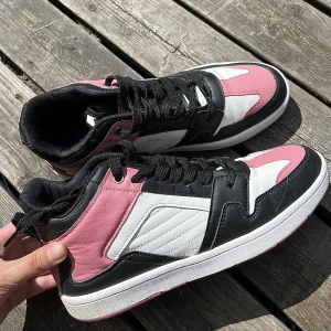 Sneakers asos - Så SNYGGA sneakers från asos som aldrig är använda!🤍 Strl 39 å passar perfekt på mig med 39 (provat)💕 älskar dessa men har för många skor, & dessa behöver verkligen ett nytt hem då de är helt nya!✨🥰
